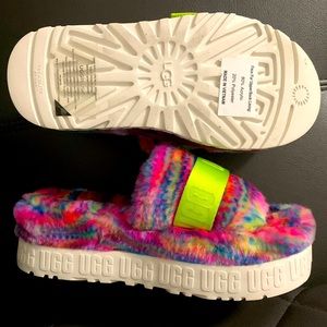 UGG
FLUFFITA PIXELATE SLIDE Size 6